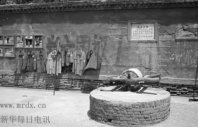 当年为拍影片而根据杨成武将军文章布置的碾子工事，如今这些影片“道具”却成了冉庄向参观者呈现的“历史”遗迹